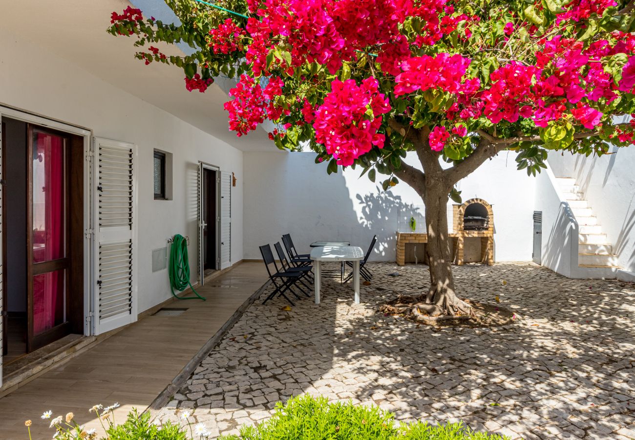 Villa em Olhos D´Água - Villa Lima